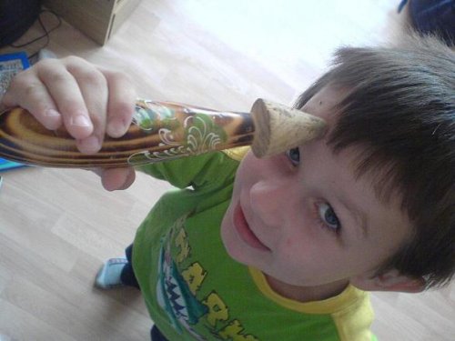 meine bruder..:D...s nim si stale spievam óó šaty..utkane z jahodovej peny..:D