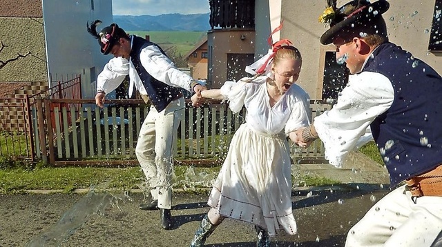 Život členiek folklórnych súborov na veľkonočný pondelok, väčšina sa cíti urazená ako nie sú poriadne ...