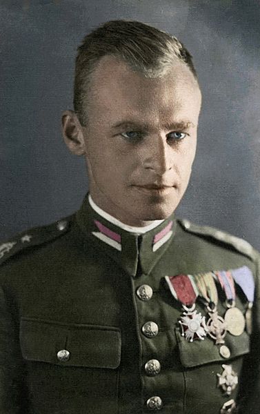 Witold Pilecki-polský dôstojník a člen odboja ktorý sa dobrovolne dal poslať do Osvienčimu aby zistil čo sa tam deje,strávil tam dva a pol roka a po úteku bojoval vo Varšavskom povstaní,po vojne v roku 1948 bol popravený komunistami