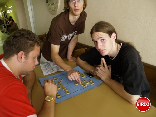Tunak vyzeram naozaj divne. Peťo a Karol hrajú shogi a ja im s tým trochu pomáham
