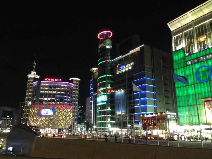 Nocny Seoul z river parku Cheonggyecheon