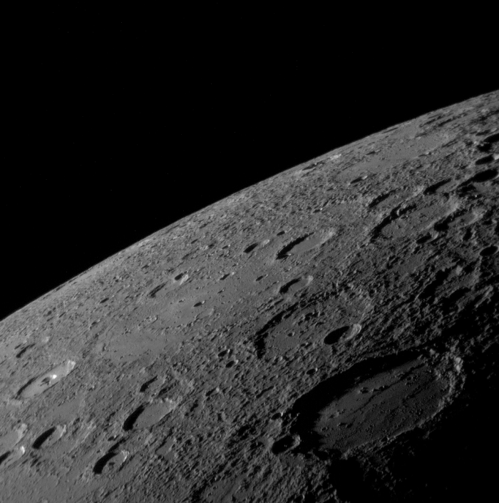 Merkús odfotený sondou MESSENGER-atmosféra je tak riedka, že ju nevidieť