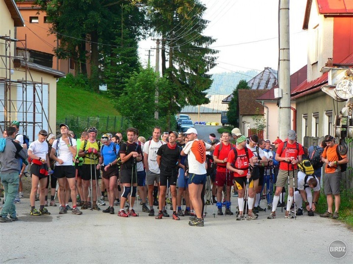 Start preteku - este si viazem snurky, caka ma cca 25 hodin behu a chodze