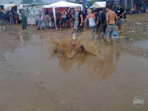 za pivo aj do mláky sa hodí :D:D milujme festivaly!