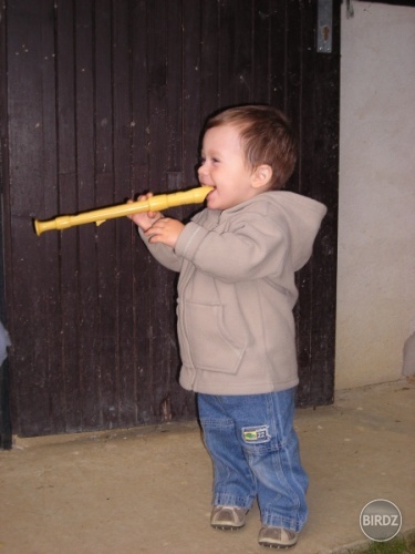 moj bratranec :-D...bude z neho hudobnik nem?