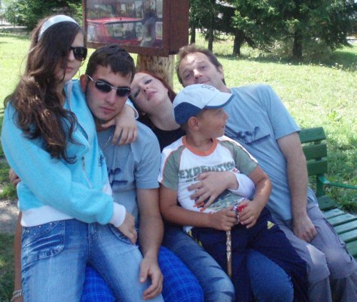 To sme celá rodina okrem mami čo nás fotí a okrem toho malého Samka nášho kamoša