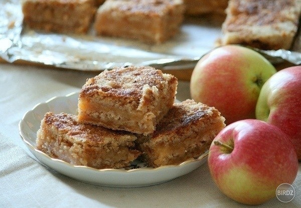 Maďarský jablkový koláč
Prísady:
260 g múky polohrubej
320 g detskej krupice
360 g cukru
1 prášok do pečiva
1 lyžička škorice
15 jabĺk
240 g masla
Postup:
V samostatnej miske zmiešajte múku, krupicu, cukor, prášok do pečiva a škoricu. Jablká, očistite a n