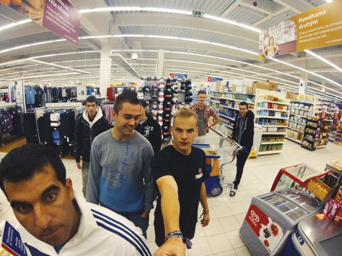 Odbehli sme si z oslavy narodenín do Tesca a dnes na fotke nájdem nejakého random chlapíka :D