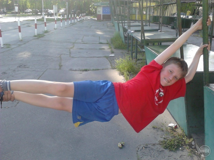 Tak zase niečo z Piešťan..
btw. veľký parkúrista,ale tie nohy :D