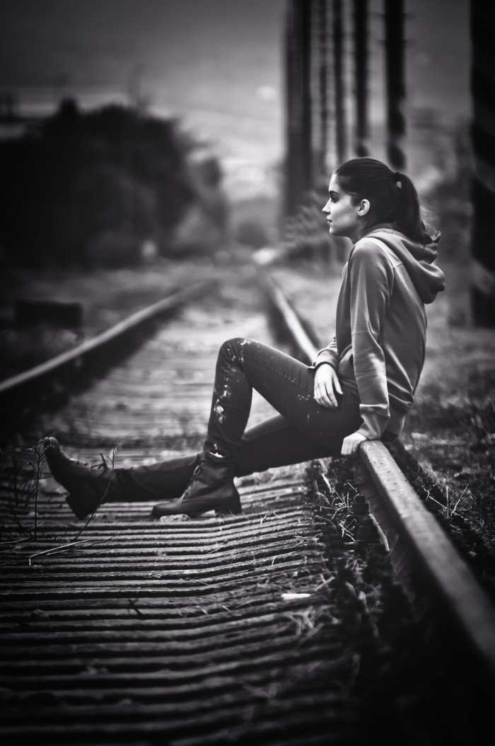 thinking........            dievča Silvia , fotene včera pri stanici Filialka