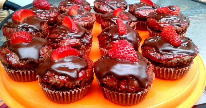 podľa mňa fotka nezachytí ich krásu ale sú dokonalé :) kokosové cupcaky, vo vnútri jahoda, zvonku natreté džemom a čokoládou :) a na vrchu jahoda....bože teším sa na dnes :D