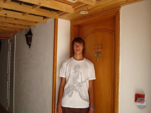 a před dverami