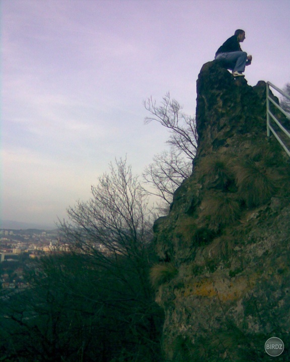 Sedím si na skale a dobre mi je (šak počkaj, keď yebneš dole :-D)