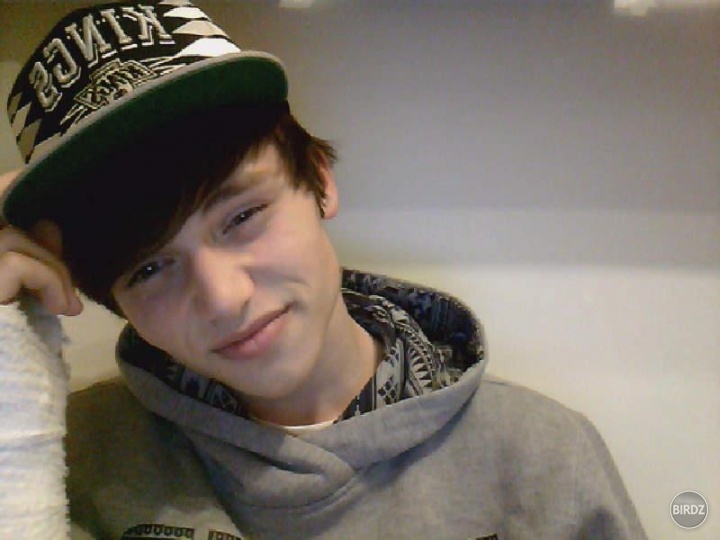 Weird face, weird hair :X