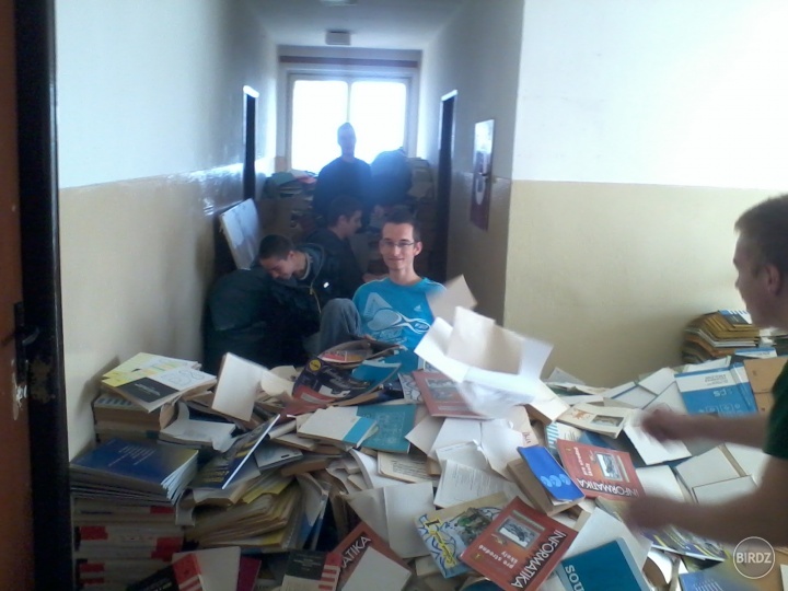 Dnes sa ničili knihy v škole... =D Ja som sa v tom vyžíval... =D muhahaha =D