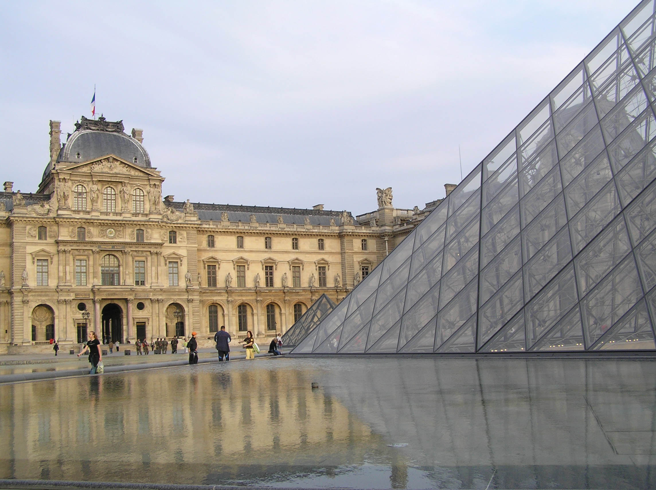 Louvre a pyramída