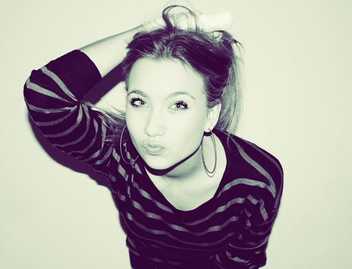 i dedicate you a kiss :) :* milujem 1.Apríl ^^