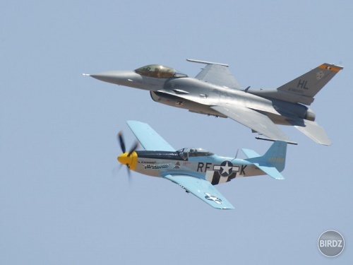 F-16 a P-51