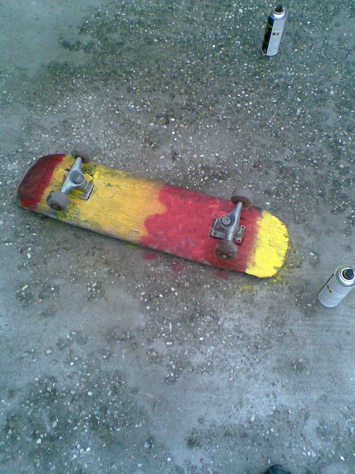 moj skateboard ktory sa mi zosukal a som ho nastriekal  hehe :D