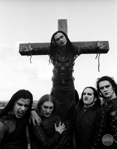 Tak toto je najsamlepšia skupina na svete! Teda aspoň podľa mňa ;) Volá sa CRADLE OF FILTH :-* :)