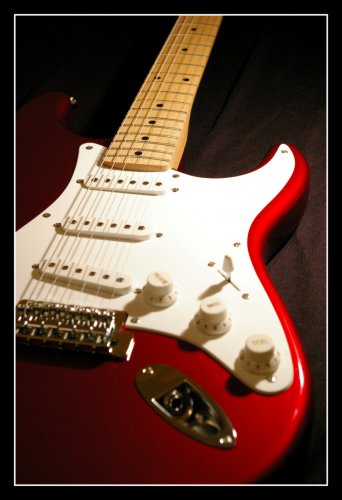 Červený Fender Stratocaster. Dlhé roky (najmä v poslednej ére) na ňom hrával David Gilmour z Pink Floyd. Raz si tento inštrument zadovážim, hoci stojí 50 000 Sk. :-(