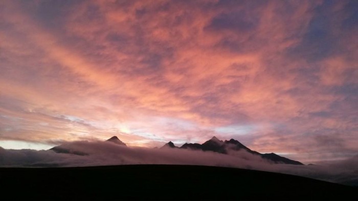 Úžasný večerný beh po daždi, konečne na sviežom vzduchu a k tomu aj západ slnka a naše krásne Tatry. Čo viac si priať