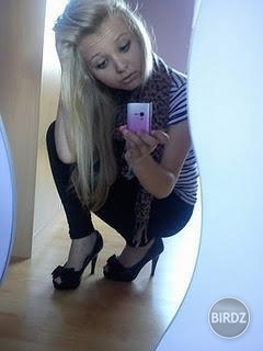 Nepozeráj sa ak sa ty nepáčim ! Lebo neznášám blbé pripomienky , a pritom ma ani nepoznás ! Ano podla fotky si myslíte že