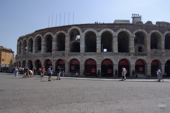 Koloseum vo Verone. Tretie najväčšie na svete ak sa nemýlim a tiež konajú sa tam ešte aj festivaly, koncerty. =)