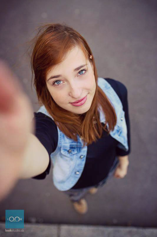 Fotka na maturitné tablo (má to byť selfie) :D Vlasy do všetkých svetových strán..:D Prežijem, čo už :D