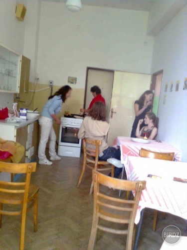 akoze vrenie =D .. ja tam vo dverach =D .. sme robili palacinky a prskalo na vsetky strany =D =D 