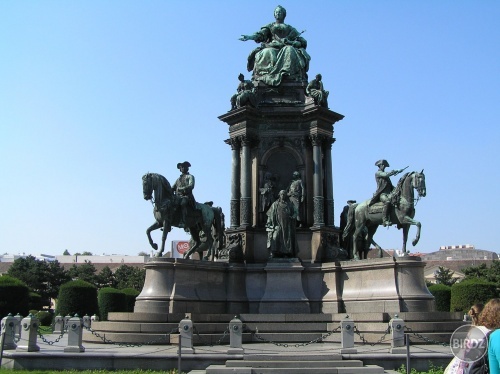 Socha uprostred Maria-Theresia Platz