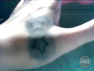 Home-made tattoo :D:D To čierne okolo je atrament! To by som ešte nemal umývať, lebo inak som si rýpal do ruky zbytočne :D
Zajtra si urobím aj s maketou, toto bola