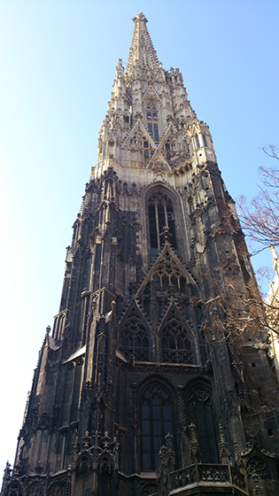 Stephansdom je poriadne vysoký, hoci sa zo ani nezdá. Bolo ho vidieť už zďaleka. A pripomína mi Prahu.