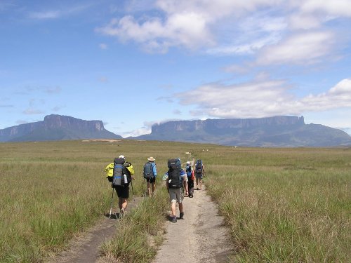 Ta hora pred nami je ciel cesty:DStolova hora Roraima, okolo 2850metrov...prvy den treku- 20km a priaziace slnko...druhy den?1800metrov prevysenie:D:D