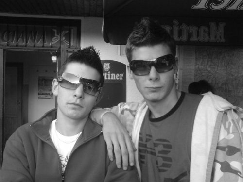jurko- uzasny cloviecik..fpohodicke..no proste super..pomoze..vzdy ma rozosmeje..vydrzi tolko toho pit..ze by ste samy neverili..matko-no taktez uzasny cloviecik a z ludrovej bo tam su ty naj ludkovia..