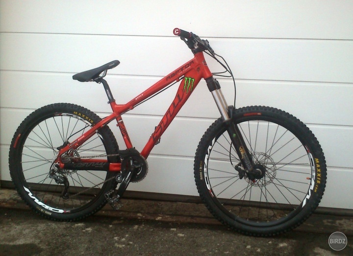 Predám bike: Rám CTM Raptor Pro 09,vidla Rock Shox Domain 170-115mm
 zdvih nastavitelny, Brzdy Avid Elixir R
 kotuče 185/160, rafiky mach1, Plašte Maxxis minion, atd.