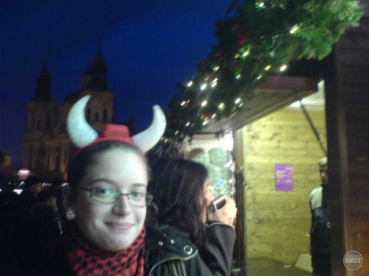 To aby ste poznali moju najpravejšiu podobu, ktorú tak často skrývam :D Fotené na staroměstkom námestí v Prahe na Silvestra na prelome rokov 2009 a 2010 ;)