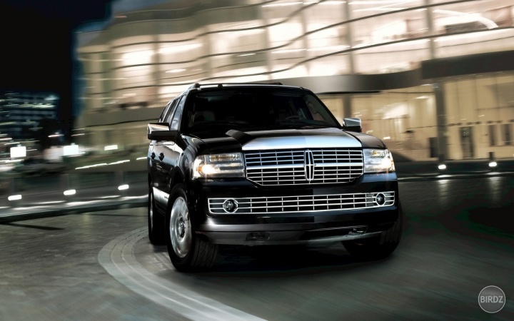 dalsie krasne auto Lincoln Navigator z r. 2008.