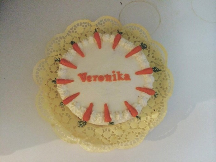 celý deň piplania sa, som rada, že som to aspoň ako tak esteticky zachránila, mali ste to vidieť keď som rezala korpus a dávala krém :D :D Ten krém som nakoniec dala naspäť do misky a vyšľahala znovu, no proste celé zle :D