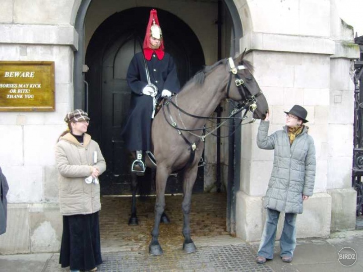 Moja mami, moja maličkosť a môj vyhliadnutý koník, s ktorým som sa skamarátila pri stráži pri Whitehall... jediný, kto k tomu javí odpor, je jazdec :D Ale ten sa môže strčiť :P