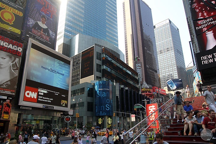 Times Square... Na námestí plnom reklám sú schodíky, kde sa dá posadiť, aby turisti mohli pohodlnejšie pozerať na reklamy:)