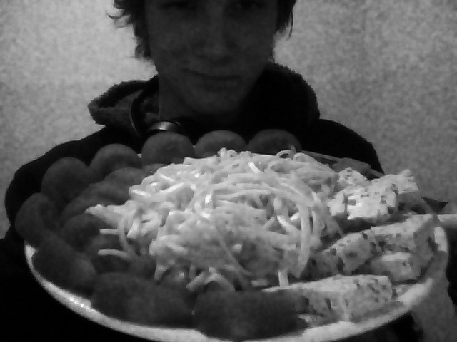 ale netreba zabúdať ani na zdravú stravu :) chilli tofu+paradajky+domace 4vaječné cestoviny :)