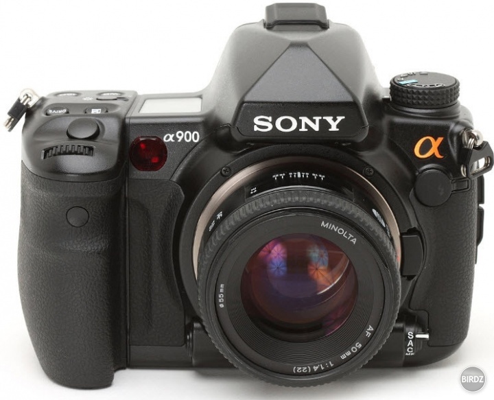 Sony Alpha DSLR-A900 - Rozlíšenie 24.6 Mpix.
Rozlíšenie LCD - 921600 pixelů 
Rozmery senzoru - 35,9 x 24



