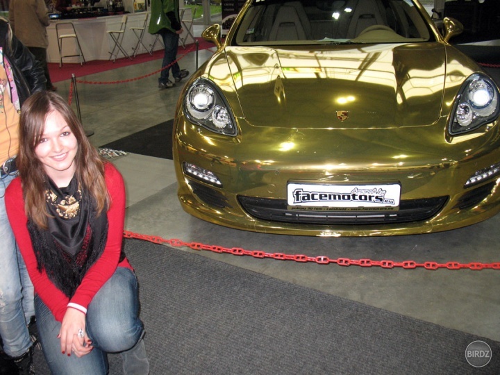 Ja pri mojom zlatom Porsche :P