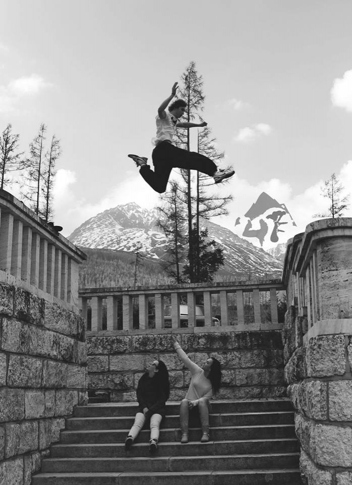 ahoj :) týmto chcem upozorniť na šport Parkour a Freerun. moji kamaráti sa tomuto venujú a majú skelé video v súťaži Red Bull. Pridávam odkatz kde môžete hlasovať, poprípadne si pozrieť o čo ide, za každý hlas (respektíve pozretie) som vďačná :) 

http://