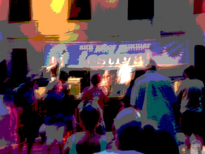 Summer Festival, tancujúci ludia v AA