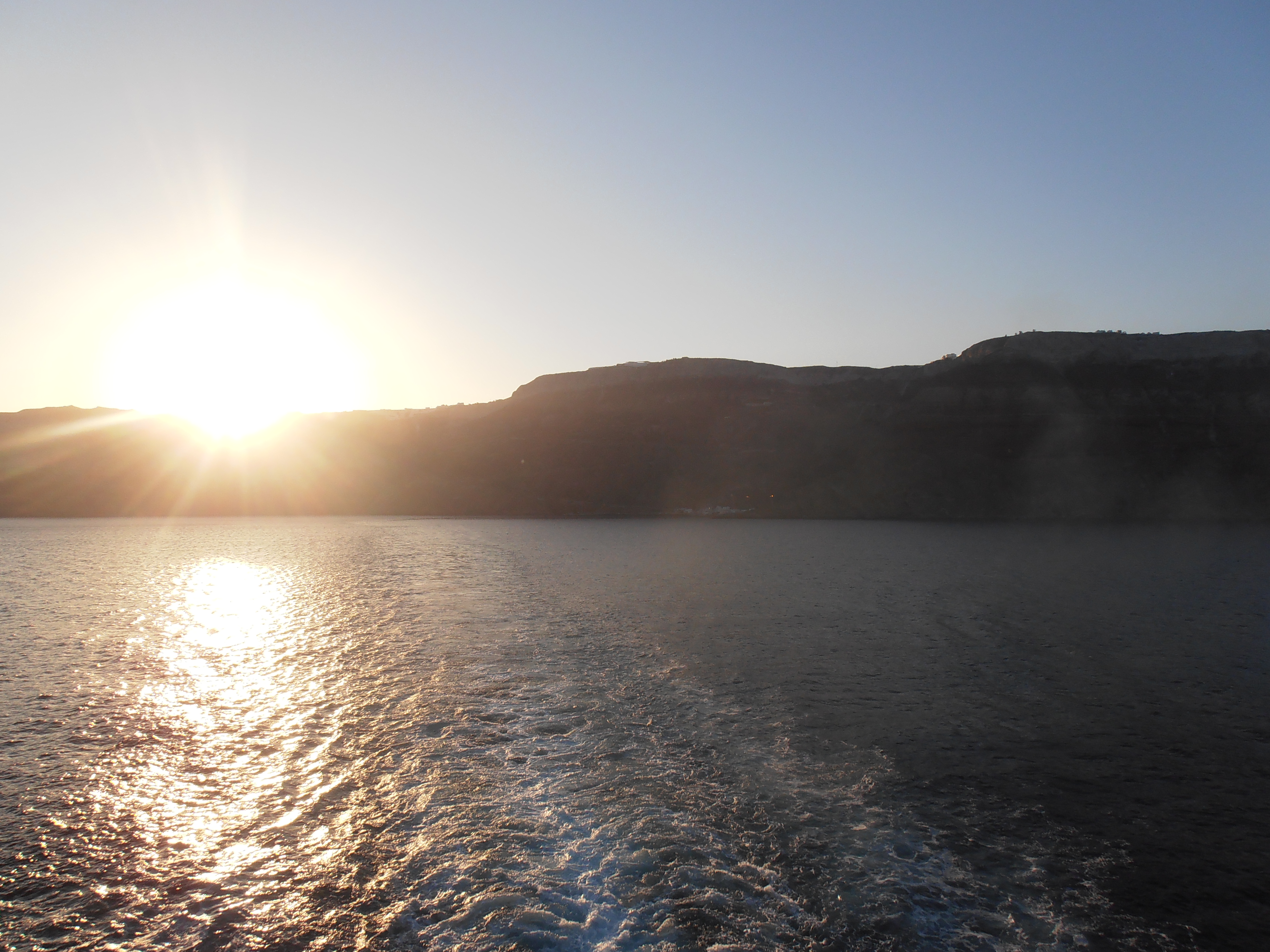 slniečko sa prebúdza nad santorini