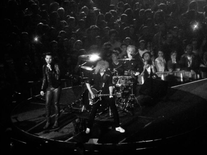 Najlepsii prednarodeninovy darcek! Brian May + Roger Taylor z Queen nazivo s Adamom Lambertom. :)