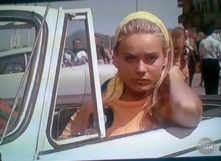 Geneviève Grad (*1944) ako Nicole, dcéra žandára Cruchota vo filme 