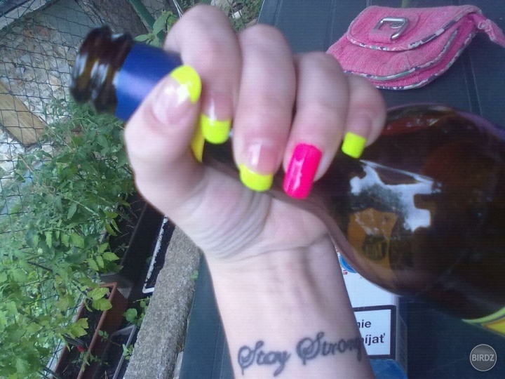 Moje tattoo, nechty z dielne mojej ségry a trocha neobvyklý objekt pri držaní na fotke :D